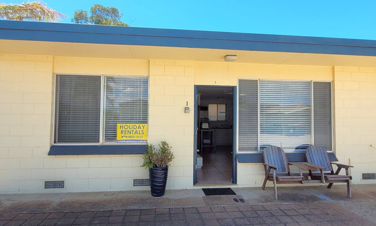 Port Vincent Hotel | 1/7 Cameron St, PT VINCENT (behind Gerimias) SLEEPS 5 ; 2 bedrooms - QN, Trio bunk BEDDING: Quilts and pillows provided (BYO all linen). Optional linen purchase @ $25 per person (1 week notice reqd) PROPERTY DETAILS: RC spli