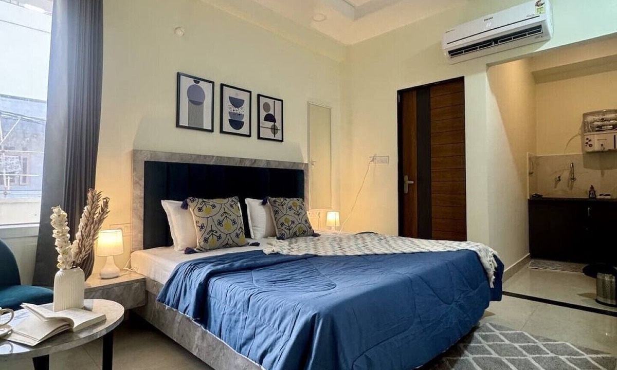 Malviya Nagar Apartment | 10 minutes drive from Airport & Patrika Gate. ideal for Couple or Solo traveller