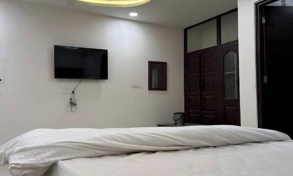 Ajit Colony Hotel | 18 Mohanpura