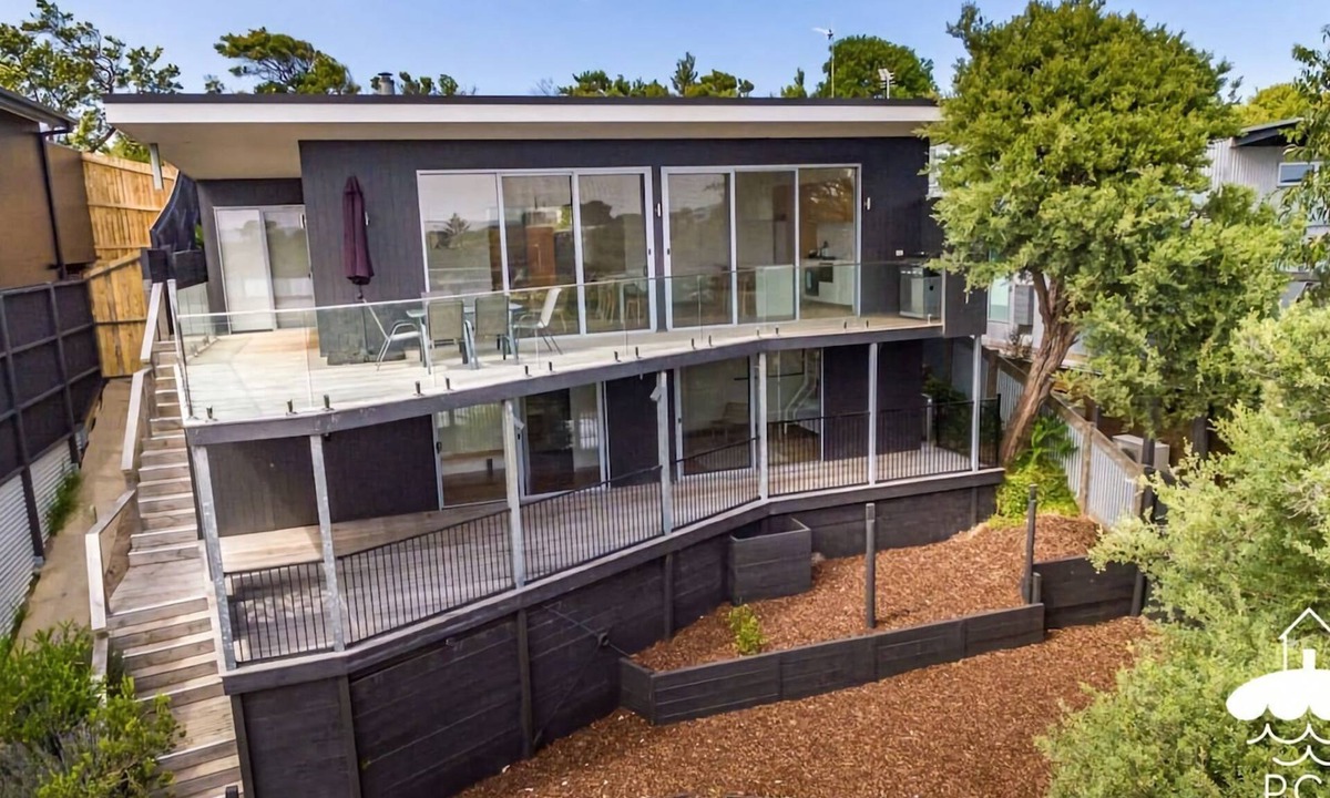 Sandy Point House | 28 Ennisvale Ave