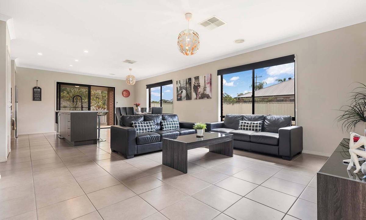 Moama House | 28 Skye Ave - Skye High on Style!