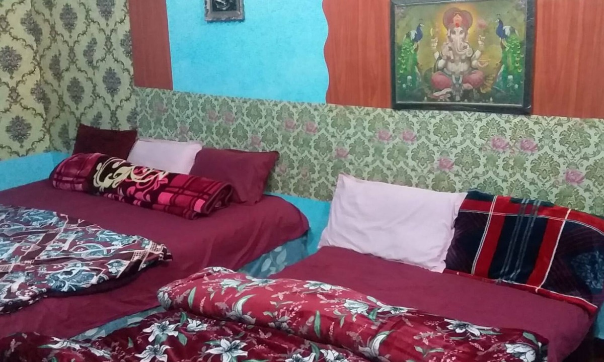 Faizabad House | 5 BEDROOM , 14 DOUBLE BED ,3 TOILETRIES , 3 BATHROOM ,,, 2 & 3 BHK ROOM SET