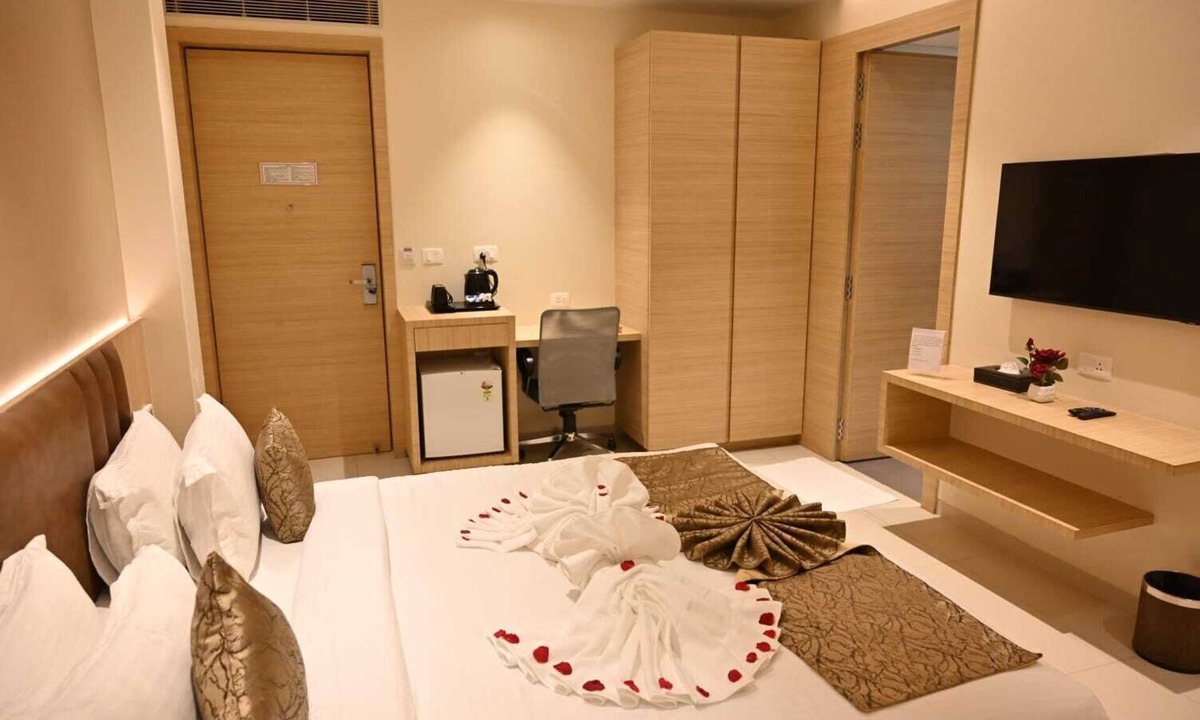 Gomti Nagar Hotel | All Seasons