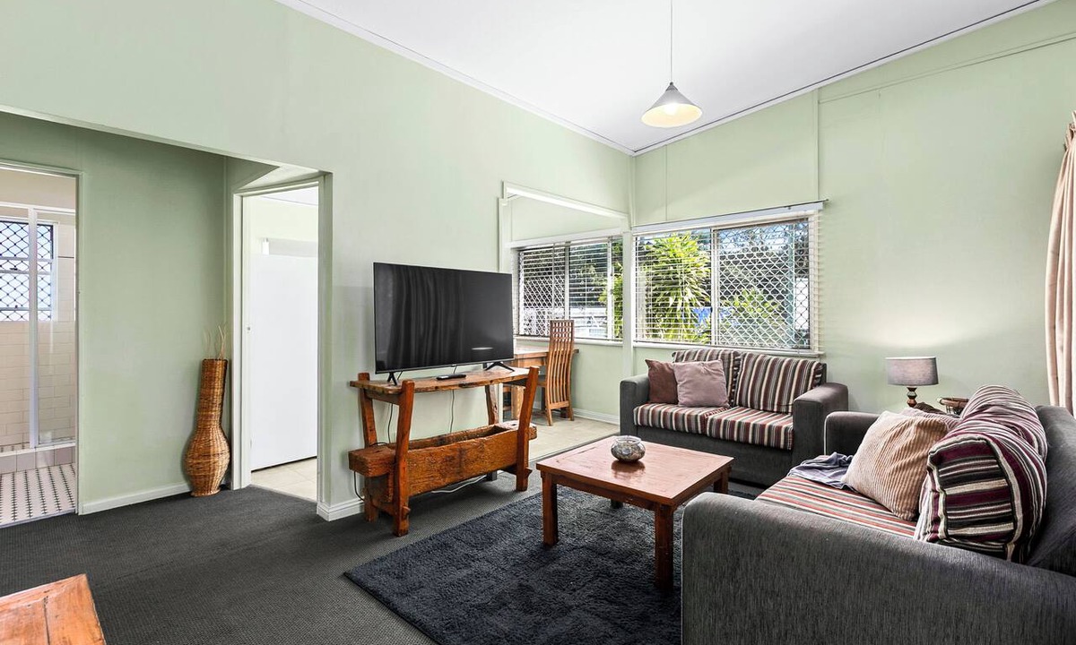 Scarness Apartment | Beach front complex Coconut Palms Unit 1
