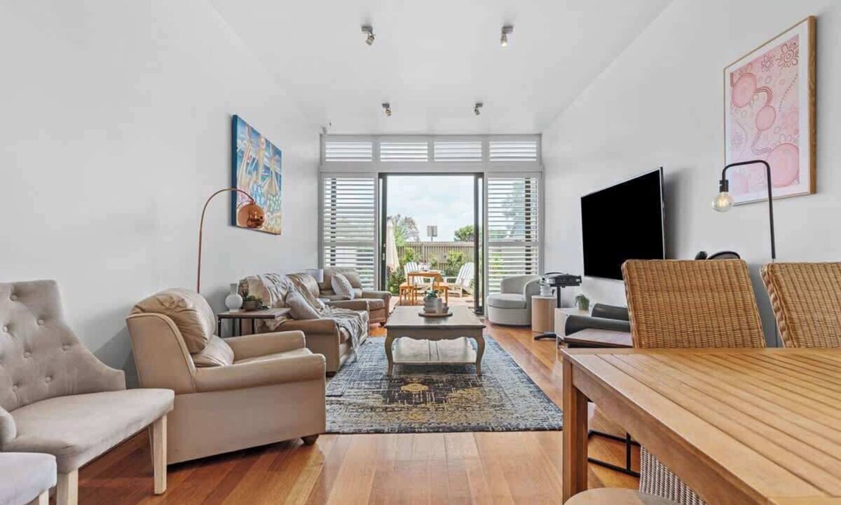 St Kilda Apartment | Beachfront Getaway - In the Heart of St Kilda