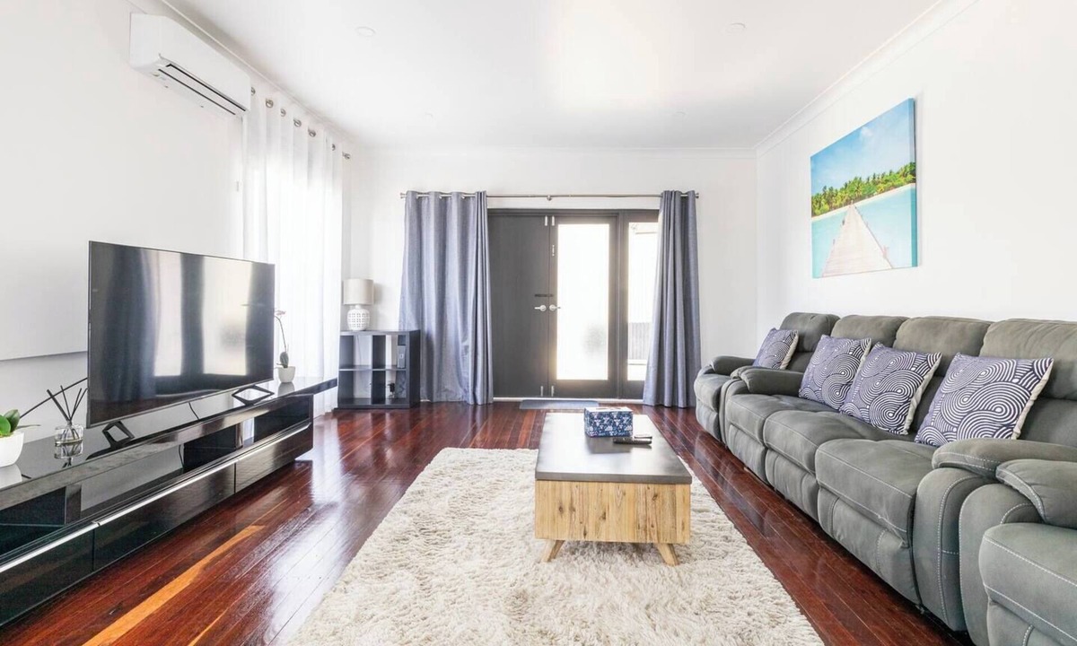 Royal Park House | Beautiful 3 Bedrooms BNB between Airport and Sea