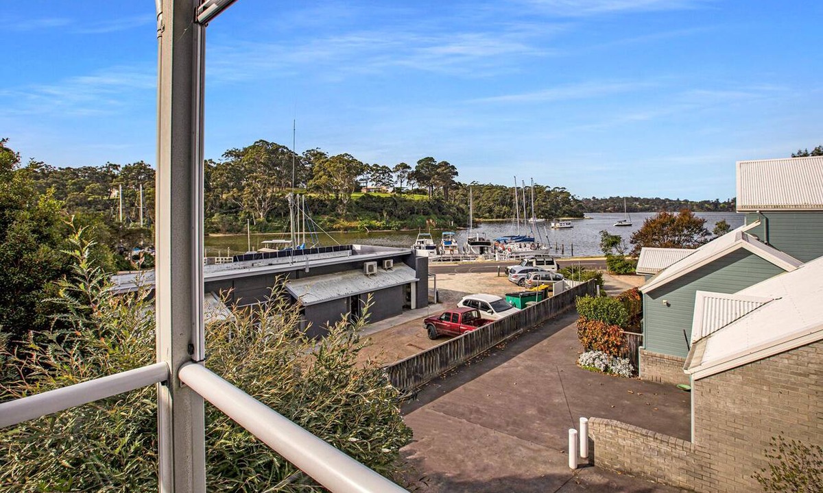 Metung House | Bliss by the Bay: Located along the beautiful Metung foreshore walks