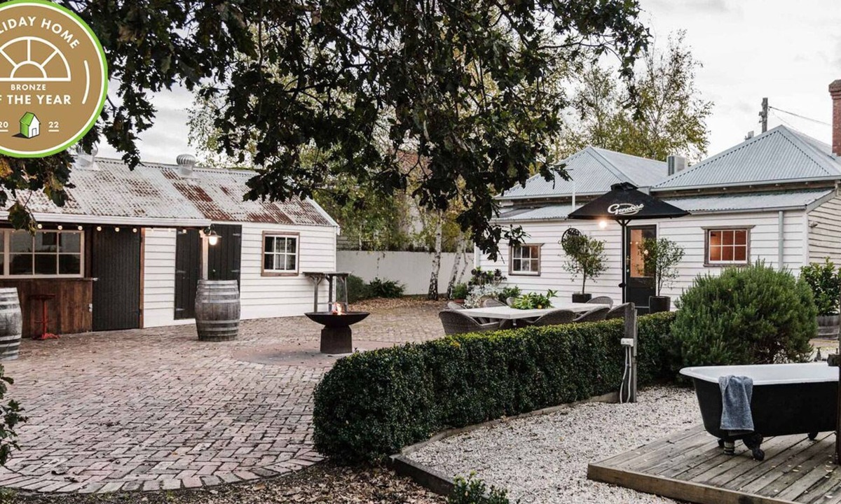 Birregurra House | Bootmakers Cottage : Rear Stables, Bar, Fire Pit & Outdoor Bath