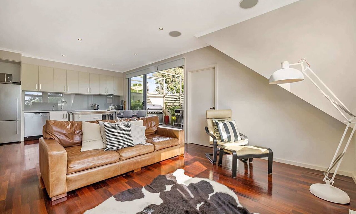 Northcote Apartment | Bright 2-Bed Apartment with BBQ Patio