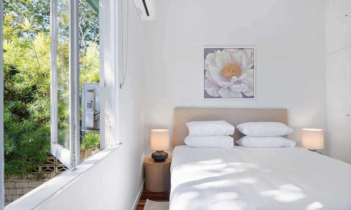 Ashgrove Apartment | Bright 3-Bed with Garden by Banks Street Reserve