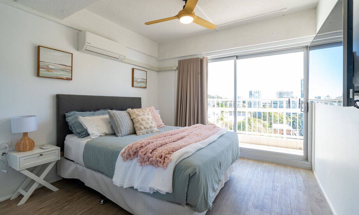 Burleigh Heads Apartment | Burleigh Headland Retreat with Balcony | Walk to National Park & Beach