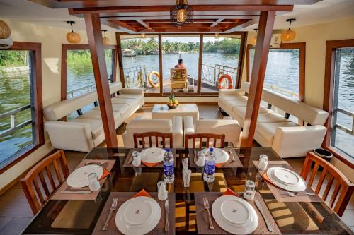 Aryad South Boat Rental | Cee Pee Houseboats