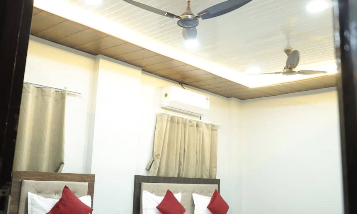 Rau Hotel | Charming 9-bedroom hotel with AC in Indore Fully Air Conditioned Budget Friendly