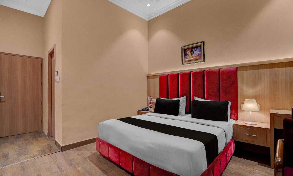 Kochi House | Classic King Clubhouse Vytilla Kochi