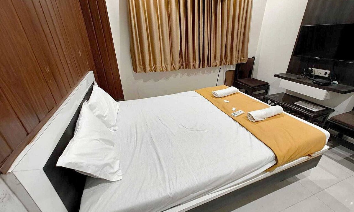 Kandiwali West House | Classic Sri Sai Regency