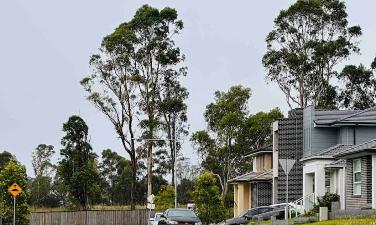 Leppington House | Clean Modern House suits 4-6 people