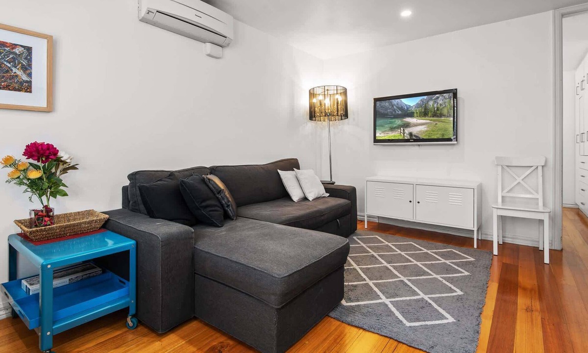 Carlton South Apartment | Convenient Apartment in heart of Carlton