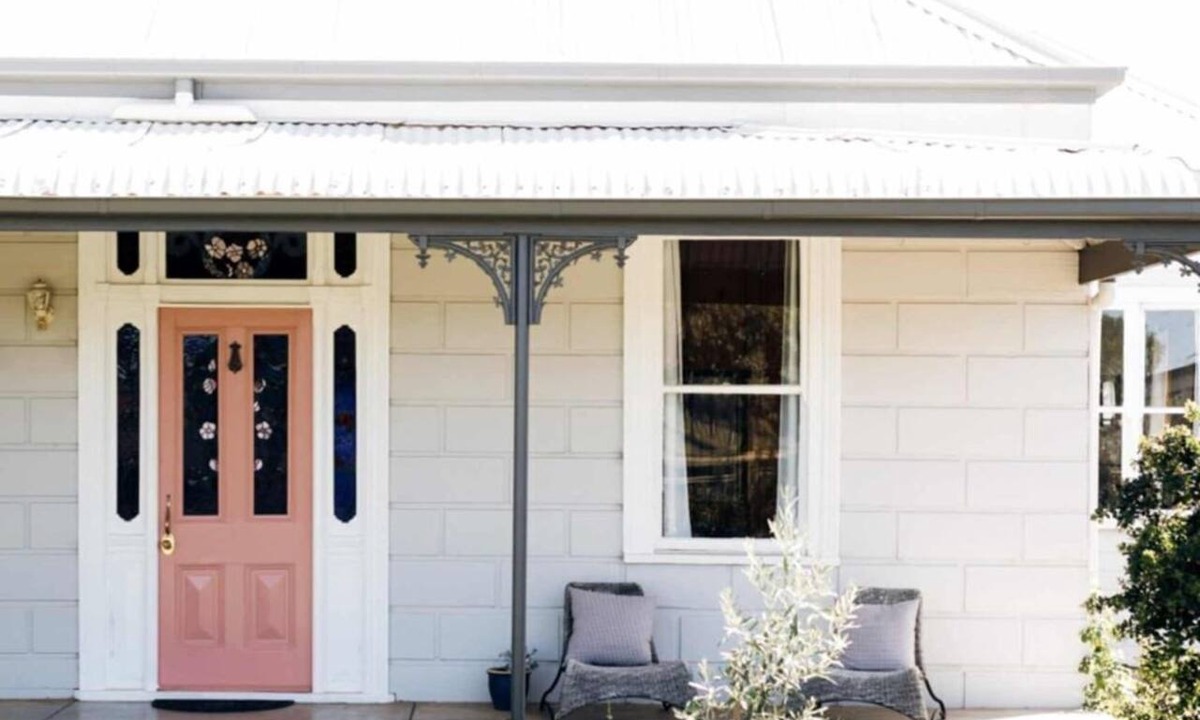 Rutherglen House | Country House - sleeps 6-8. Vineyard views & stroll to town. Pet Friendly !