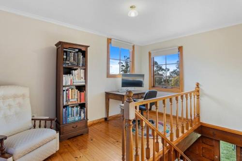 Margate House | Country-style Stunner - Bushland Peace & Privacy