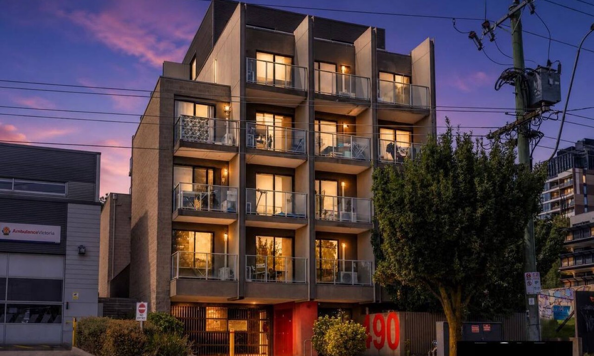 Box Hill Apartment | Cozy Studio w/Kitchen | Steps to Rail & Dining