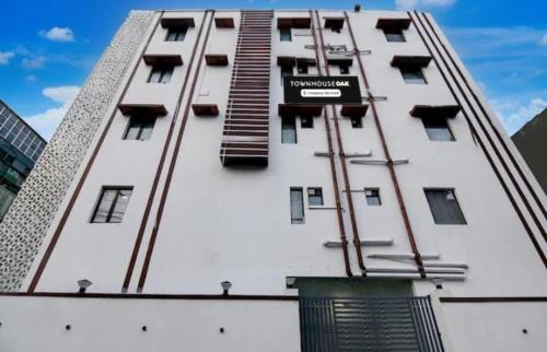 Sealdah Hotel | Creek Row