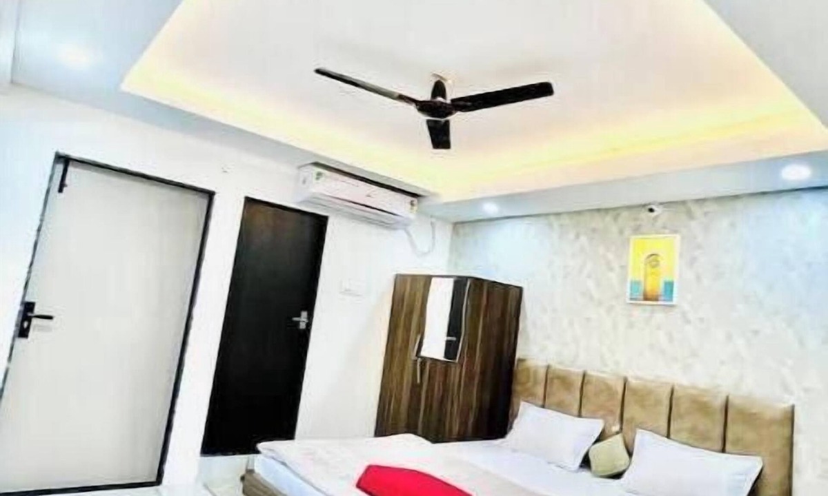 Maheshwar Apartment | Deluxe double premium room @ StayMore Non-AC