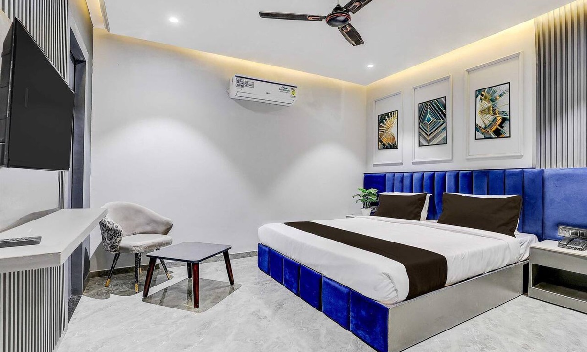 Kochi House | Deluxe King Clubhouse Vytilla Kochi
