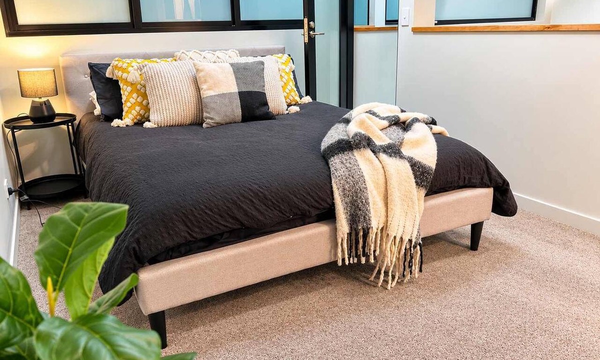 Devonport Apartment | Devonport Loft Apartment: A/C Great Location!