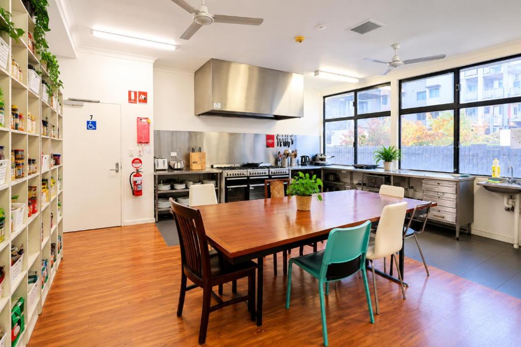East Perth Hostel | Downtown Backpackers Hostel Perth - note - Valid Passport required for check in
