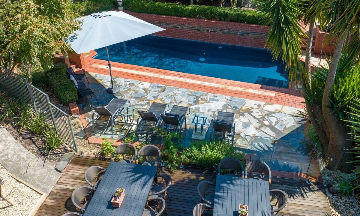 Yarra Glen House | Eden Yarra Valley Accommodation Flexible options 7-10 bedrooms, up to 30 guests