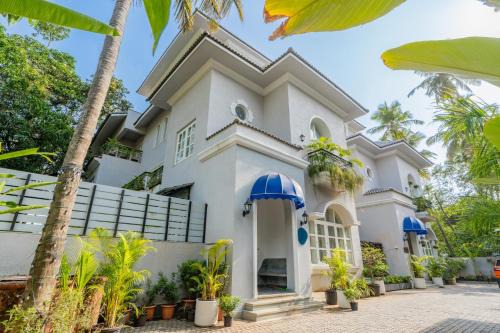 Gauravaddo Villa | ELIVAAS Signature Casa Ritzy Mediterranean 5 BHK Hideaway with Pool near Popular Beaches