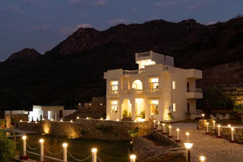 Bedla House | ELIVAAS Signature Mandovar Mountain Valley Retreat Pet-friendly Suite Room with Shared Pool, Garden, Restaurant & Hill Views