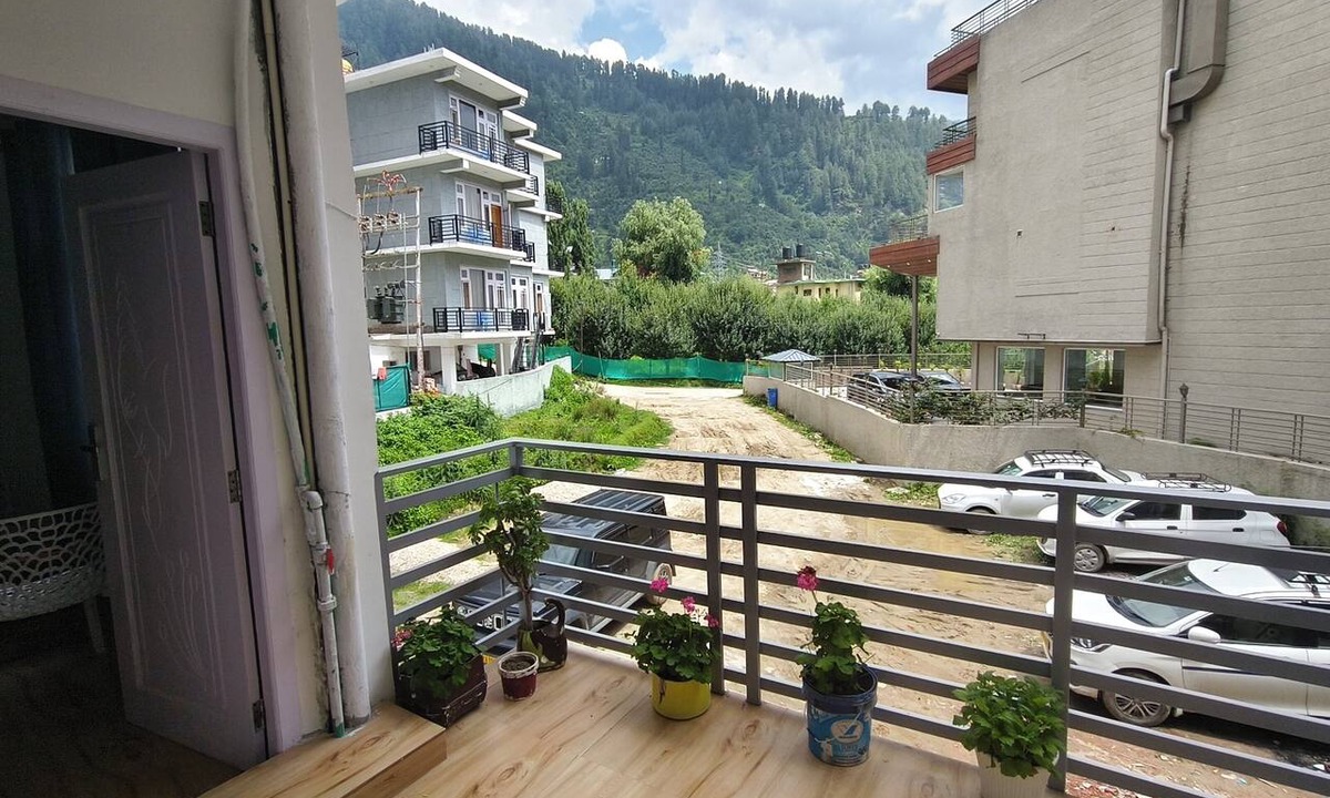 Aleo Apartment | Enjoyable 8-bedroom apartment in charming Manali for your stay