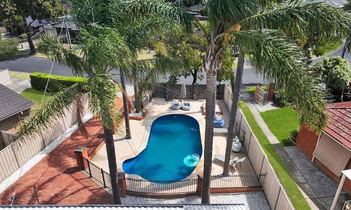 Tullamarine House | Evies White House Oasis I Pool & Close to Airport