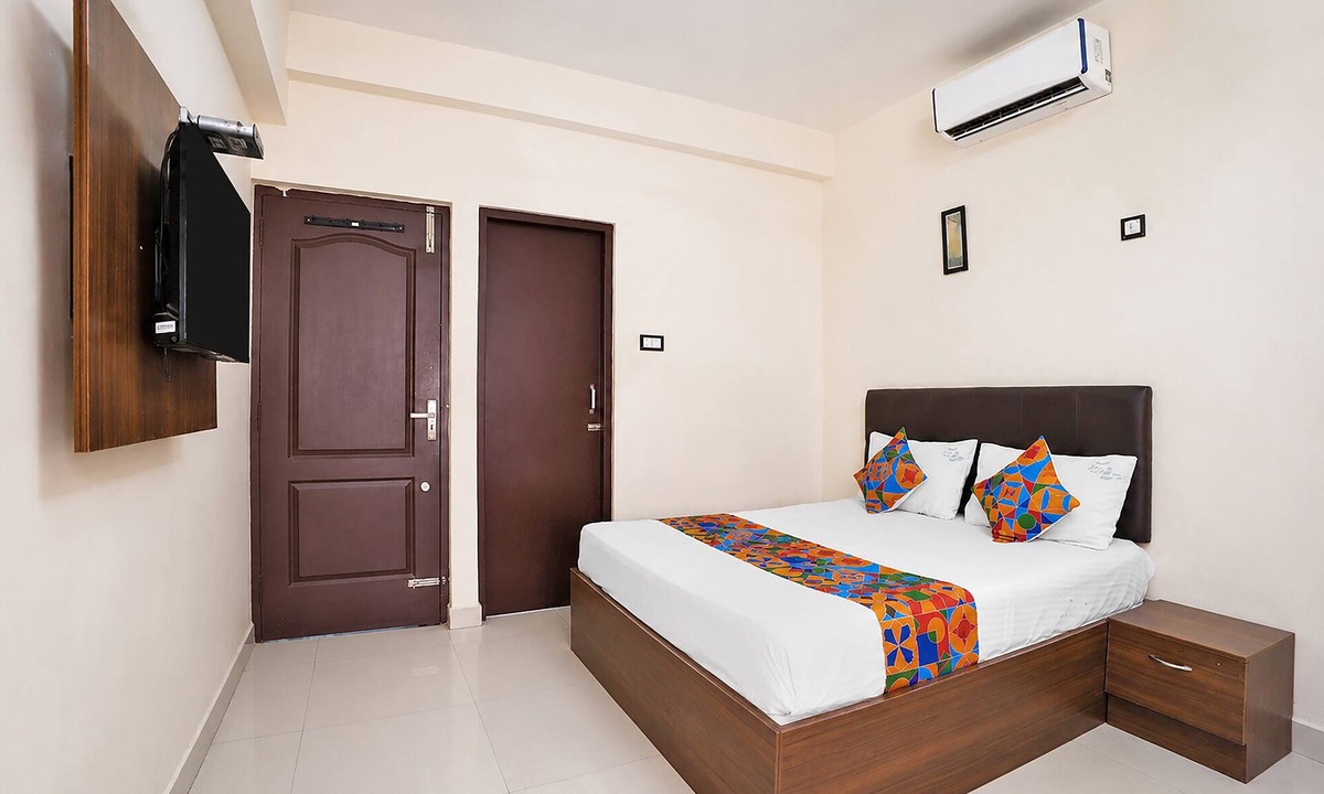 Maduravoyal Hotel | Fabhotel V Inn Rooms - Nr Sree Ramanatheeswarar temple