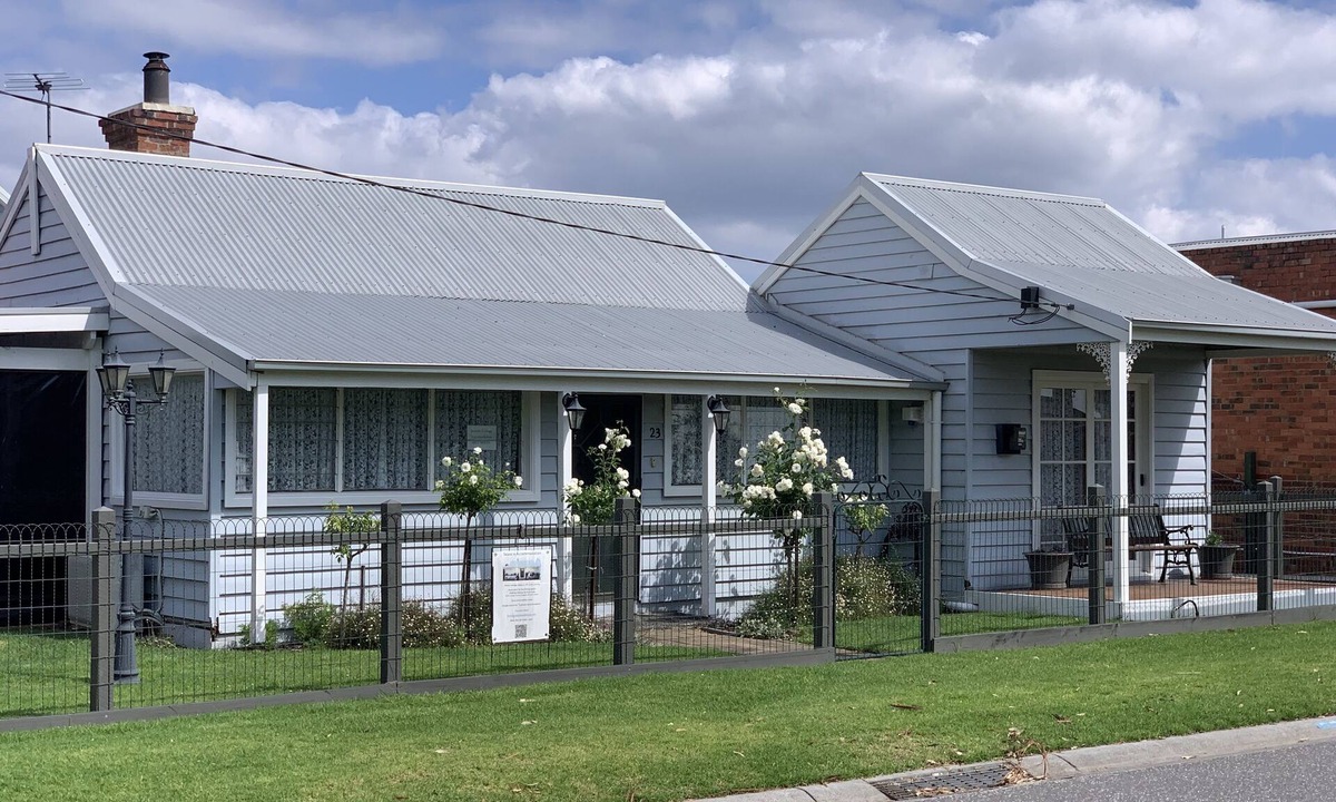 Tooradin House | Fully equipped Seaside Home on the foreshore. 4 Bedrooms. Popular location.