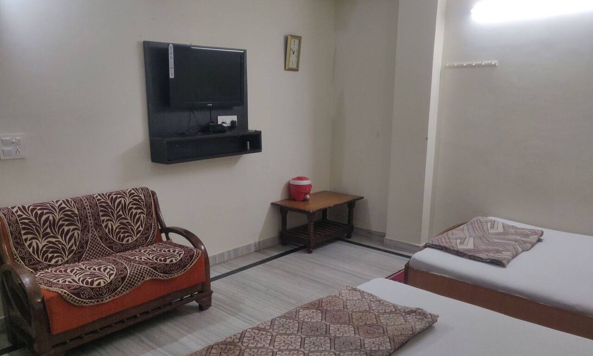 Vrindavan Hotel | Giriraj kripa