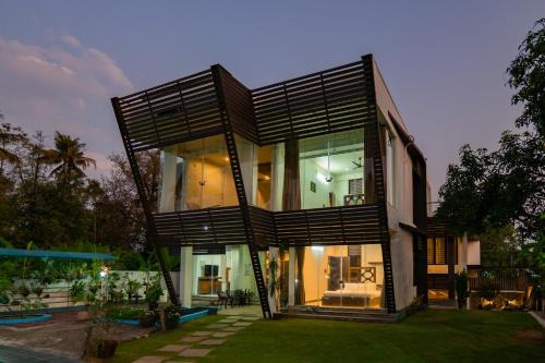 Alwaye Villa | Glass River Retreat by Alaya Stays 4-BHK Riverside Getaway with Private Pool, Lakeside Sit-Out & Lounge Area Near Aluva Railway & Metro Station