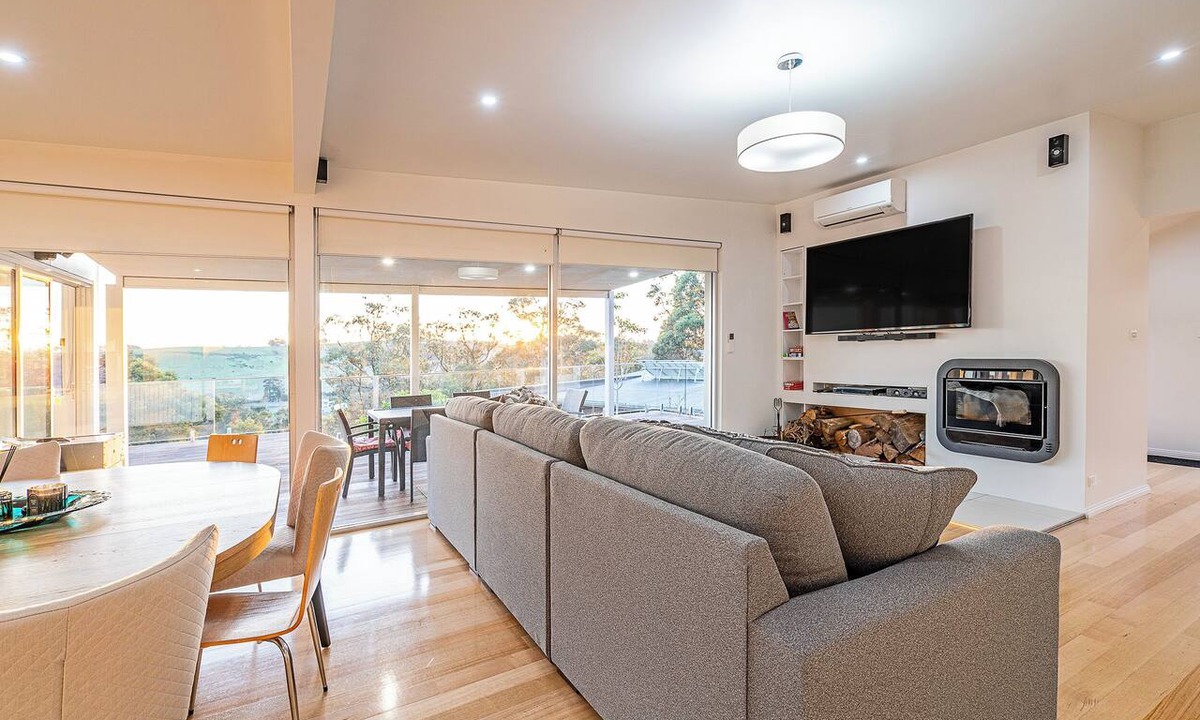 Forcett House | Golden Hours Serene Bushland Outlook and Outdoor Spa