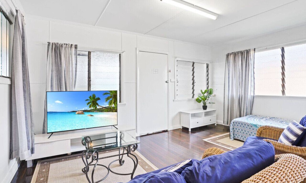 Cairns North Apartment | Grey Whale Anchor Inn U6- Discover Cairns: Comfort on a Budget!