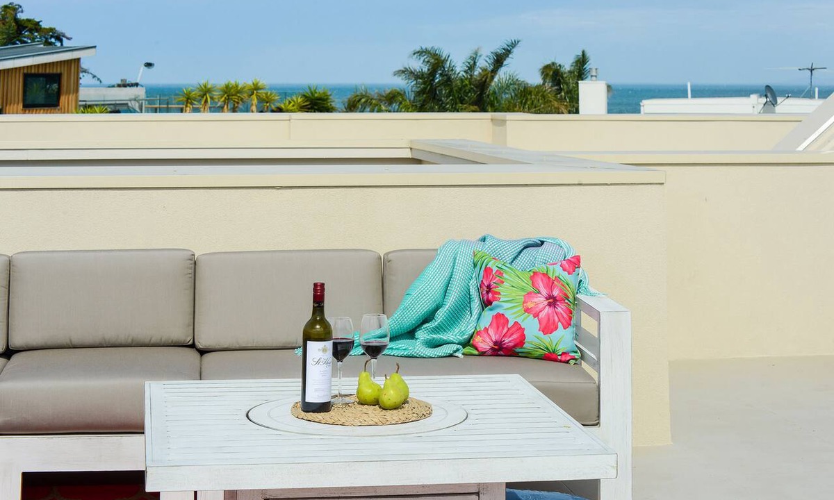 Hampton Apartment | Hampton Lookout Rooftop Terrace with Bay Views