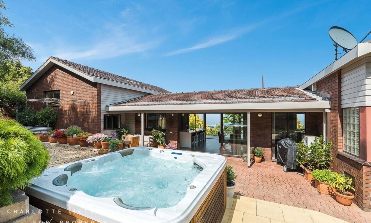 Howrah House | Hobart Panoramic View with Spas - 2 mins from Howrah Beach