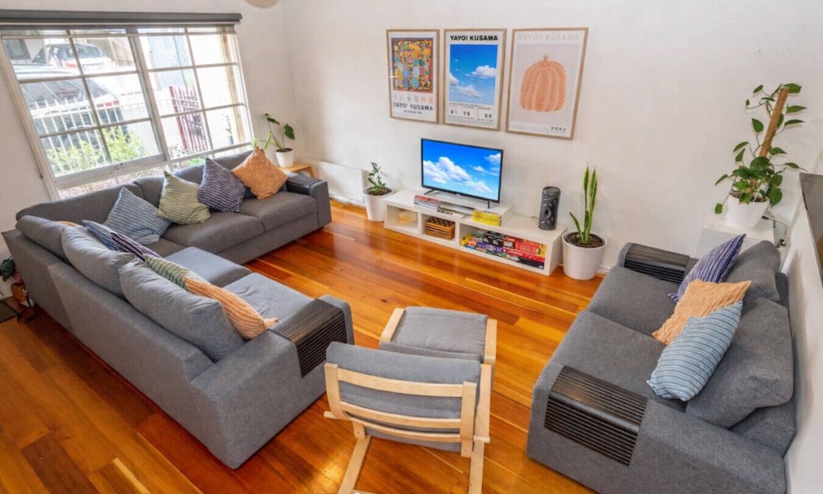 Brunswick House | Holiday city getaway tram to city wifi parking