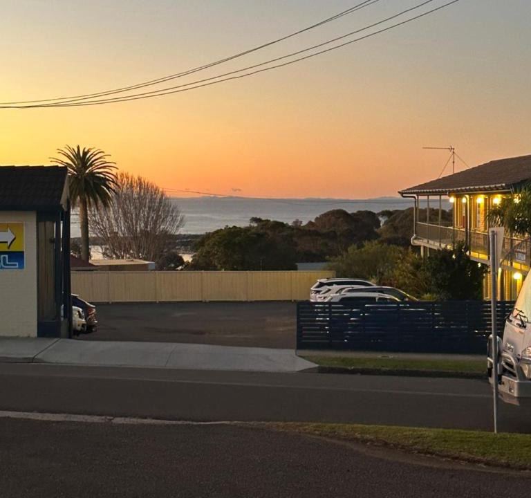 Narooma Hotel | Holiday Lodge Motor Inn