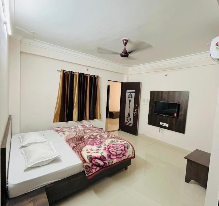 Nathdwara Hotel | Hotel Chandram 966o9o1oo6 400mtr from shreenathji temple By SK