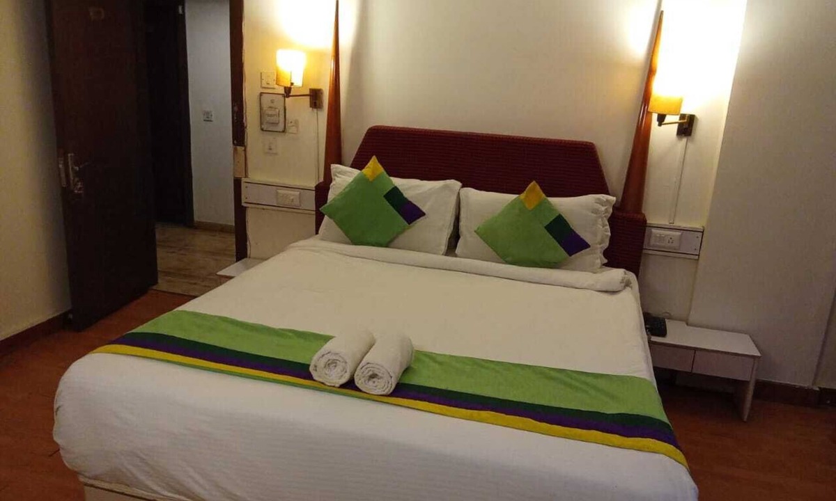 Navrangpura Hotel | Hotel Crown