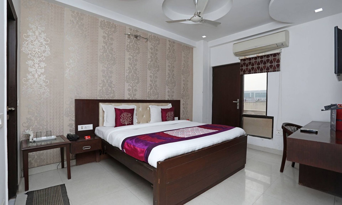 Udyog Vihar Hotel | Hotel FloraInn