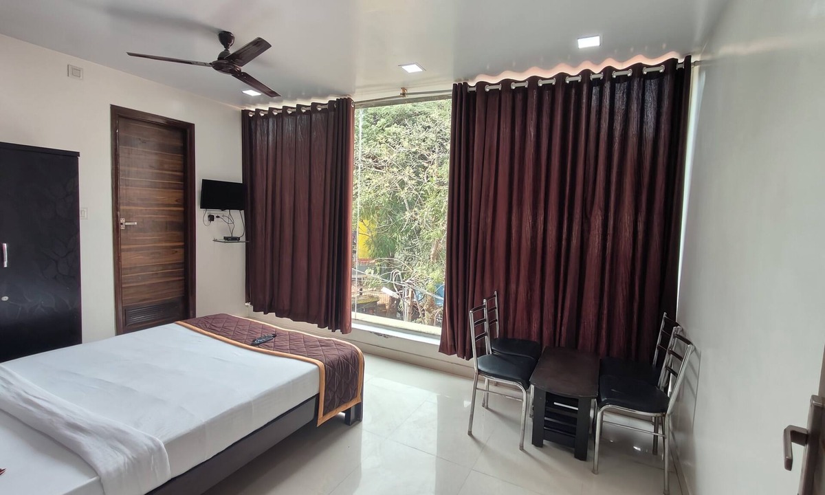 Vijaya Nagar Cabin | Hotel Golden Arch
