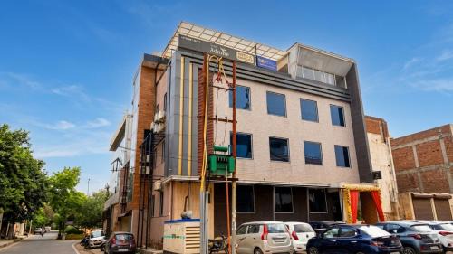 Indirapuram Hotel | Hotel Golden Frame By Corporate Suites