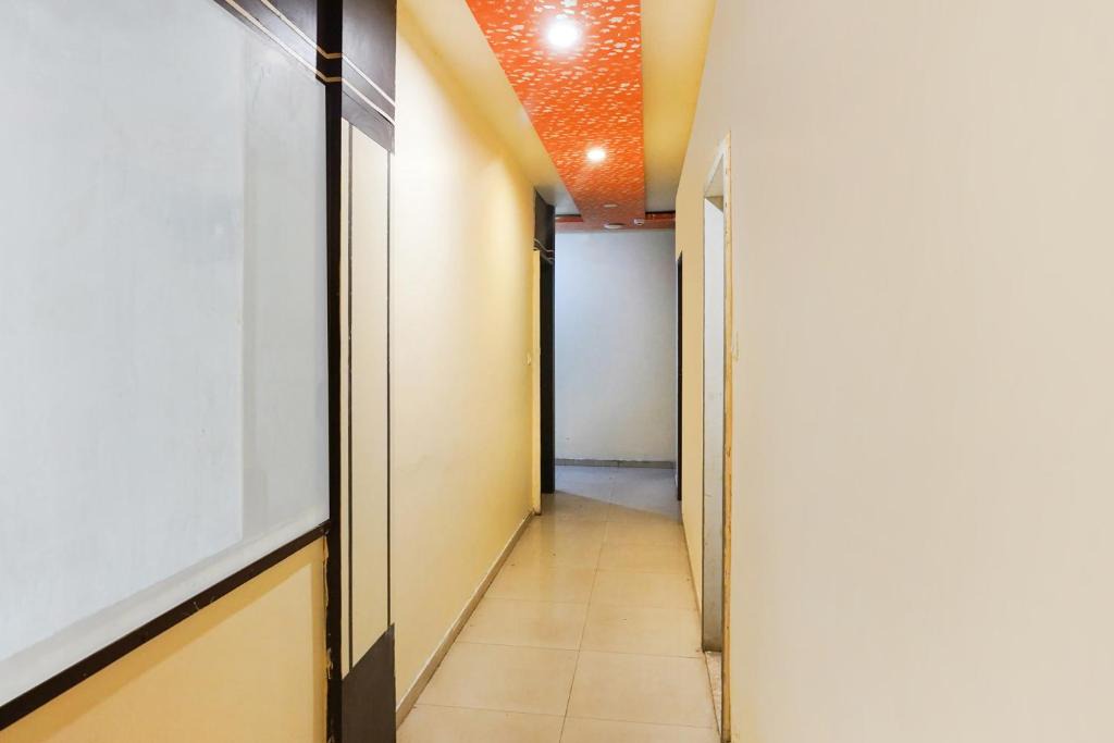 Navrangpura Hotel | Hotel O Crystal